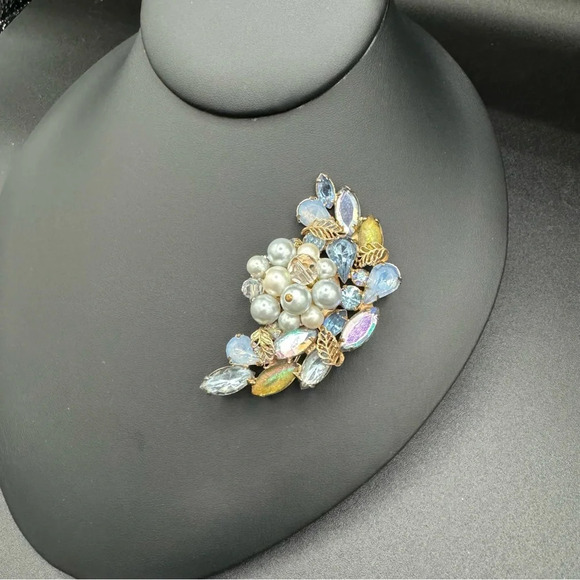 Stunning Blue and Gold Tone Faux Pearl Brooch with Crystal Beads - Picture 9 of 13